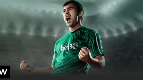 希罗四战全胜，每场贡献28.8分5.3助3.8三分，命中率81.6%领跑得分榜