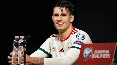 拜仁迎战圣保利海报：基米希、斯塔尼希奇及杰克逊-欧文同框