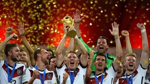 Paige Spiranac在疯狂游戏中巧妙运用乳沟赢得甜品时刻